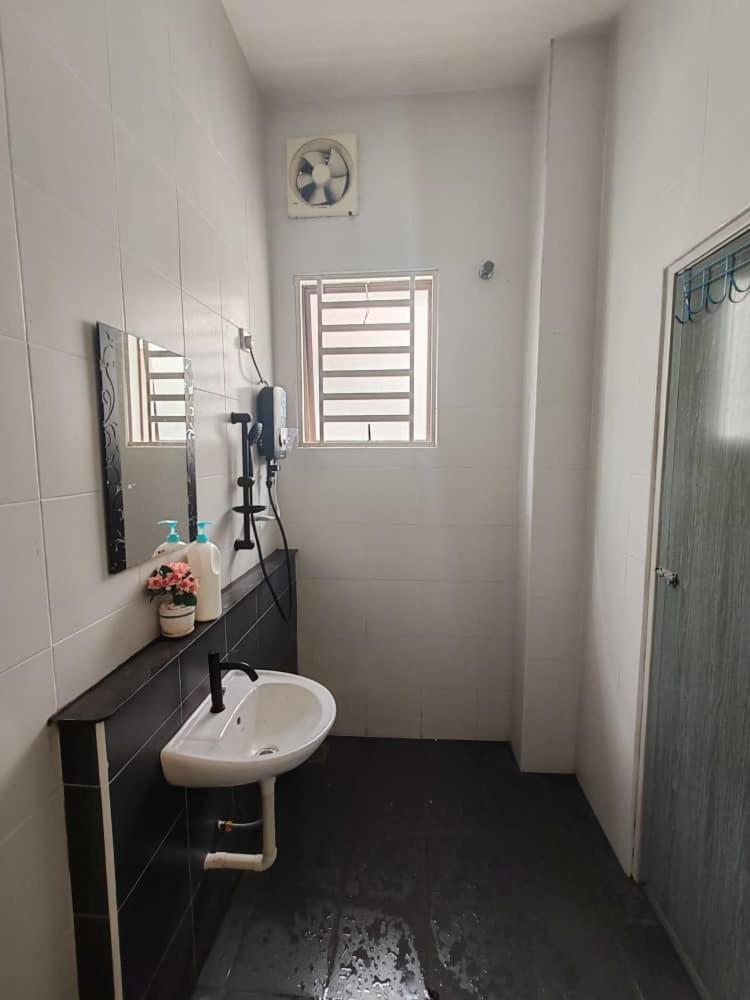Teluk Batik 17Paradisehome Private Pool Karaoke Snooker Bbq 15Pax Лумут Экстерьер фото